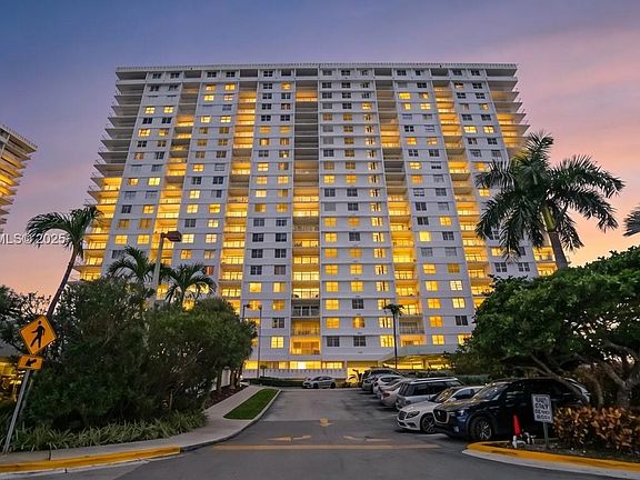 3rd image of 500 Bayview Dr APT 125