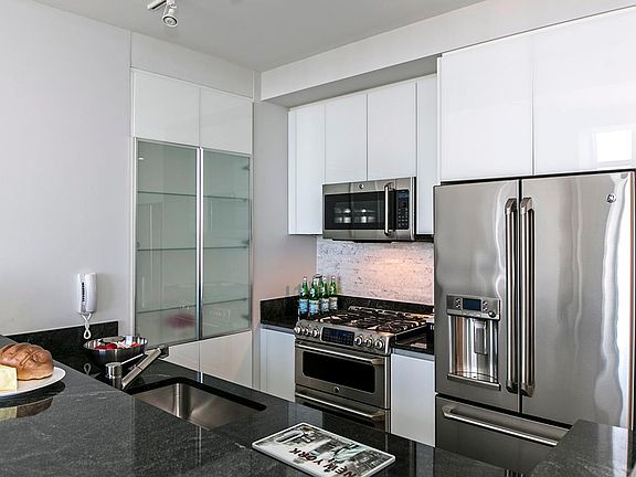 4th image of 160 W 62nd St APT 45D