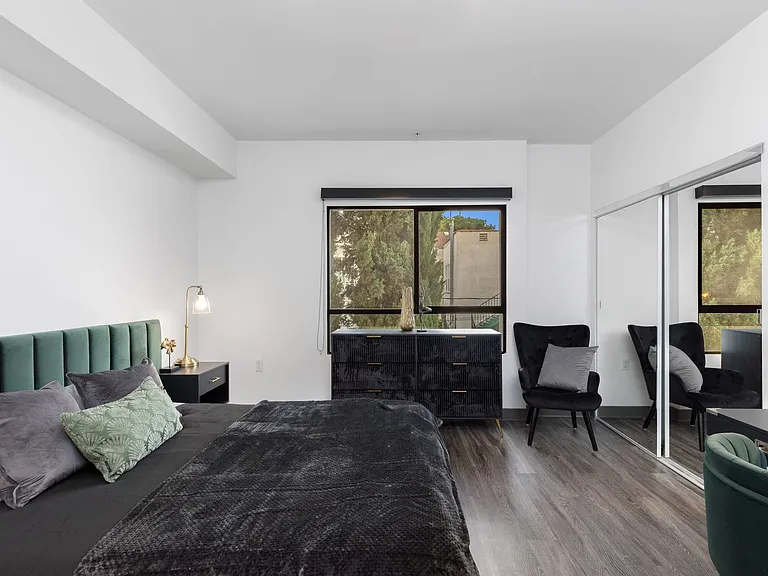545 N Kenmore Ave — Photo 17