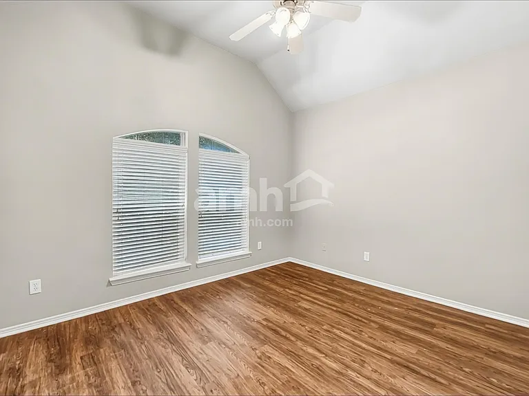 1016 Brazos Ct — Photo 12