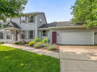 2716 Curtice Wood Dr NE, Grand Rapids, MI 49525