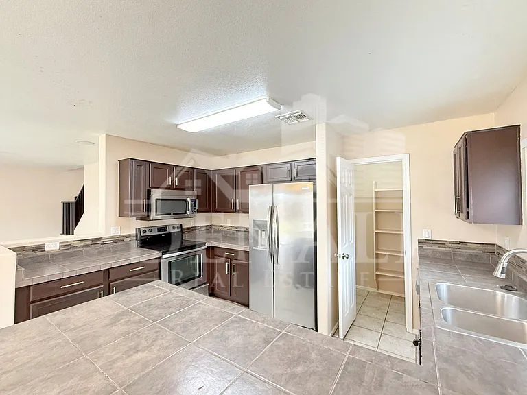 805 S Esmeralda — Photo 8