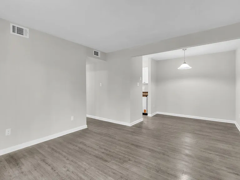Country Creek Apartments — Photo 4