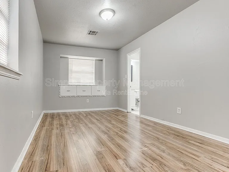 7505 NW 29th St — Photo 13