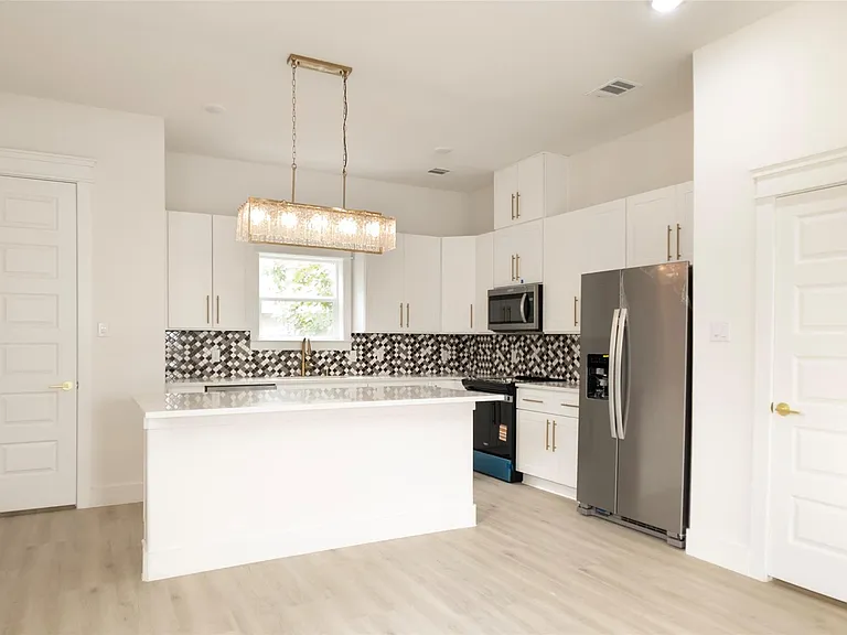 819 N Loop — Photo 12