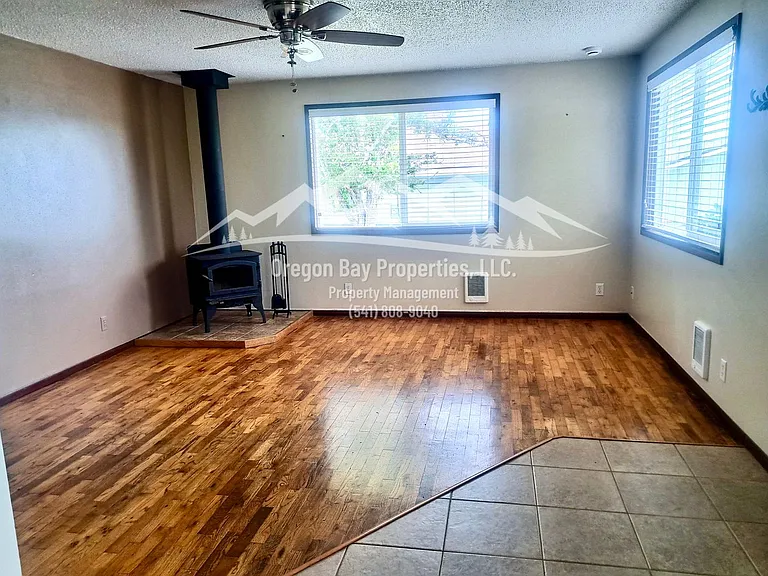 1025 Garfield Ave — Photo 2