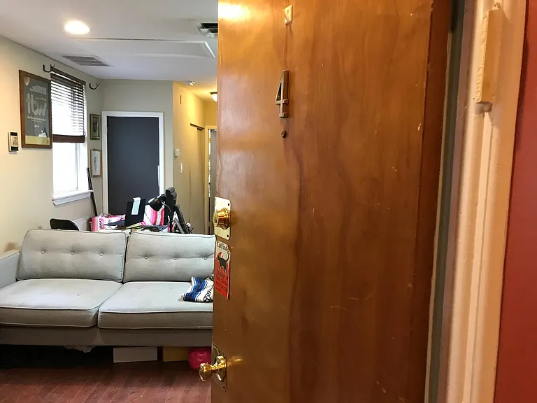 327 Catherine St — Photo 4