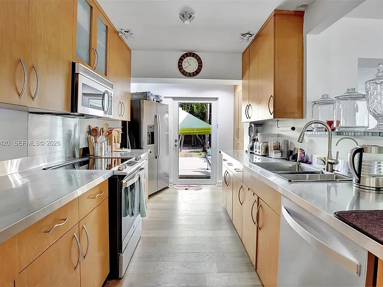 1523 Dewey St — Photo 6