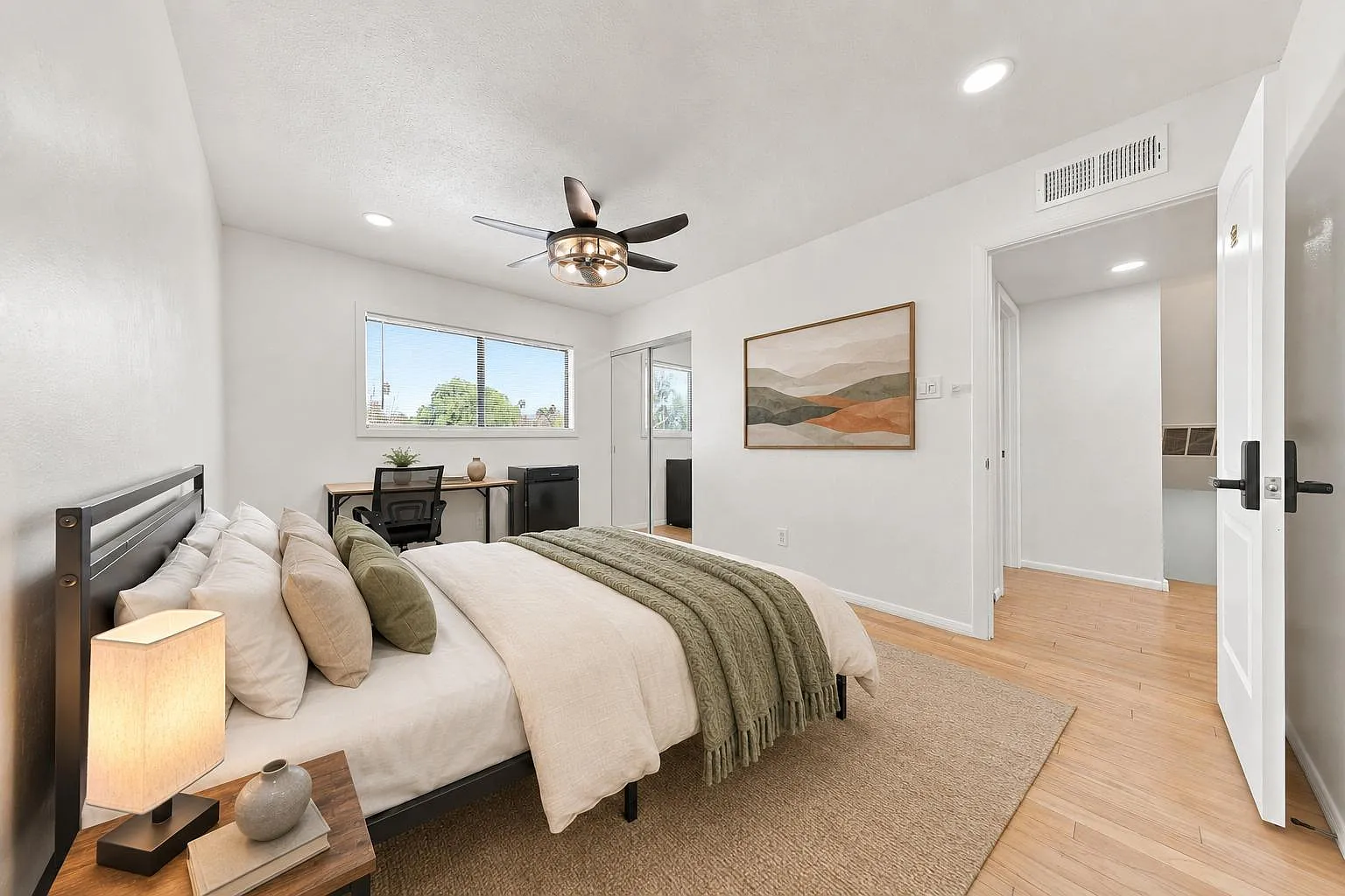 4 bed, 10.0 bath, 2800 sqft, $966 — Photo 4