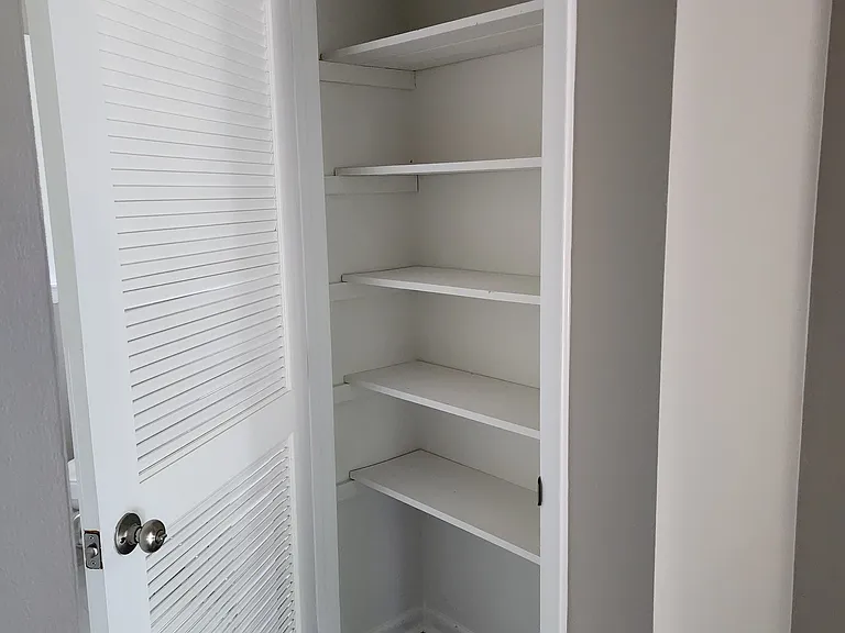 215 W Davis St — Photo 4