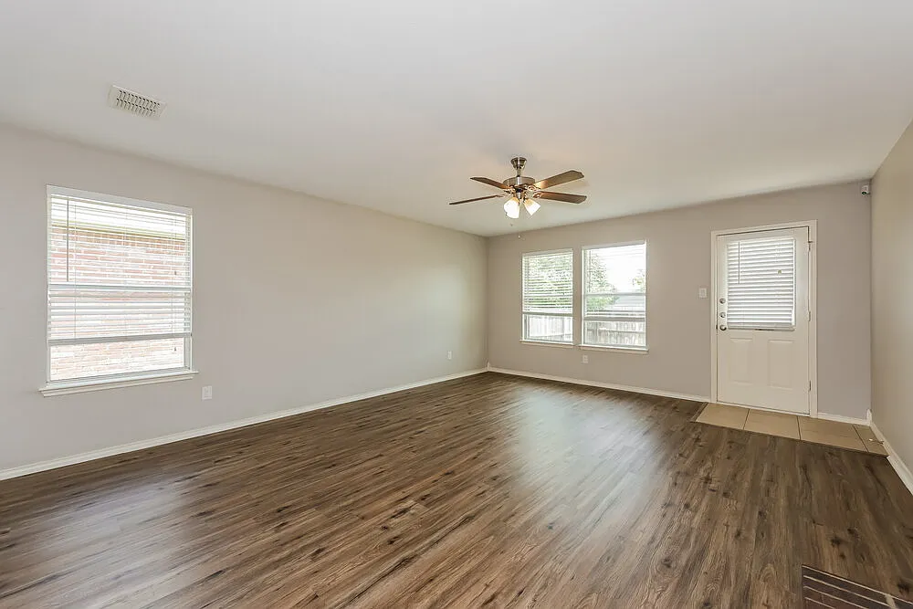 3 bed, 2.0 bath, 1810 sqft, $1,805 — Photo 3