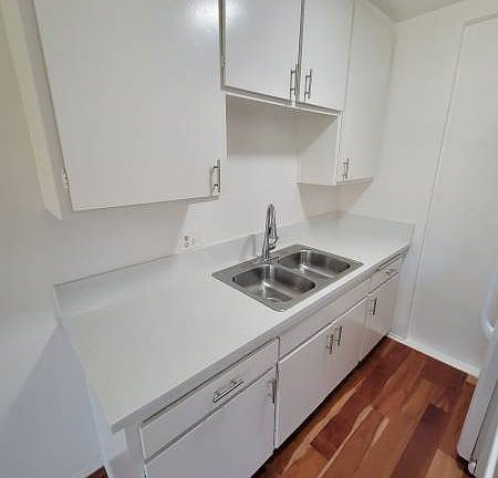 5th image of 1808 N Harvard Blvd #A