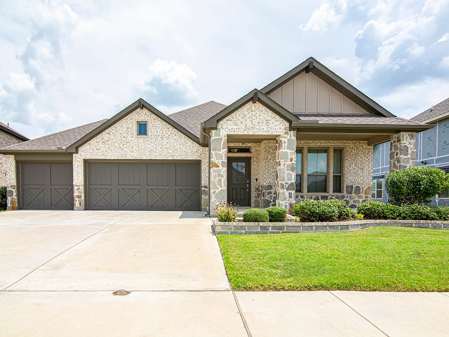 4 bed, 2193 sqft, $3,200 — Photo 2