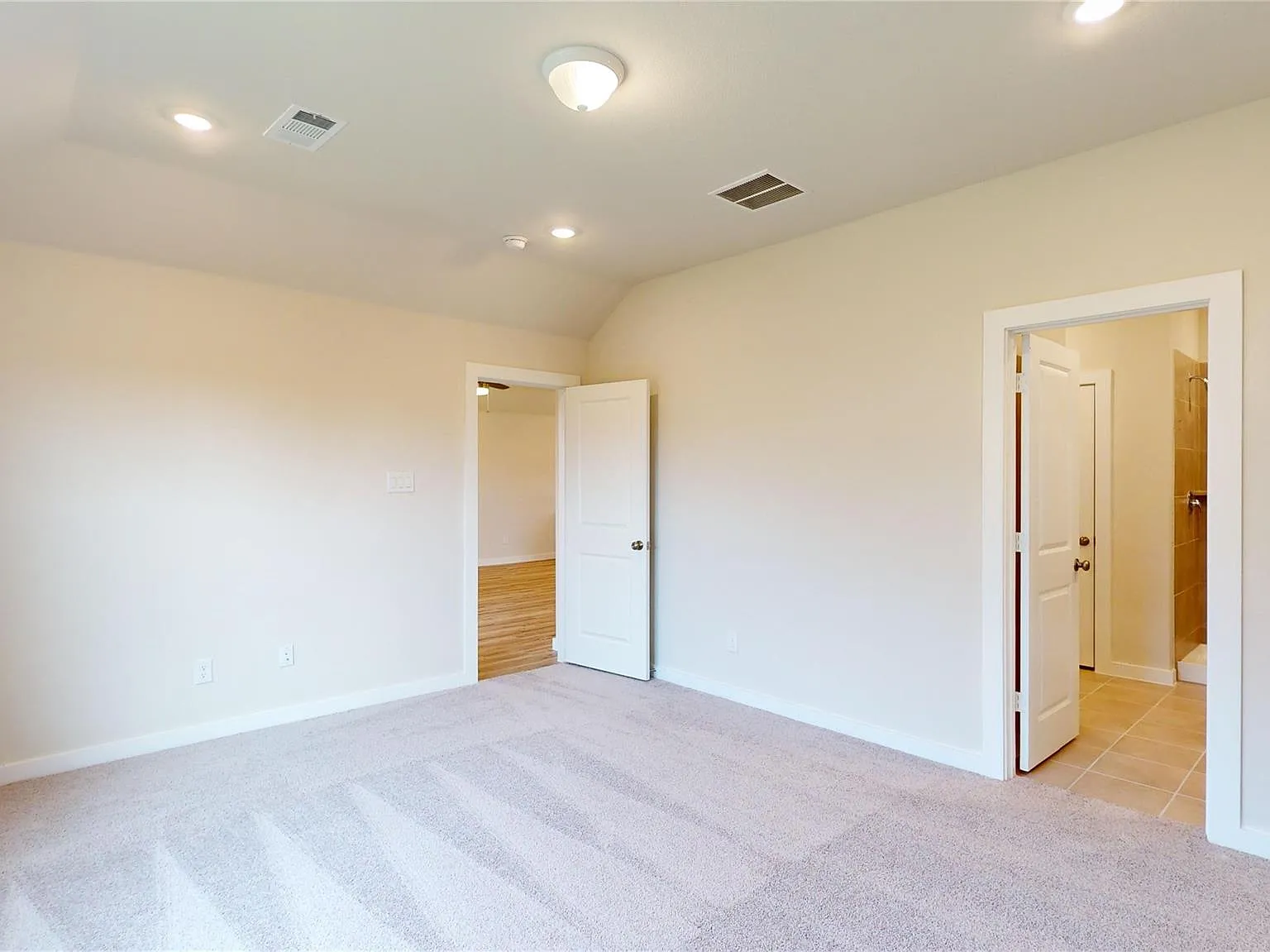 4 bed, 1902 sqft, $2,190 — Photo 2