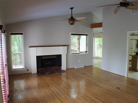 3rd image of 588 Lakeside Dr