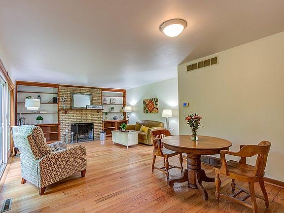 3rd image of 203 Springwood Dr