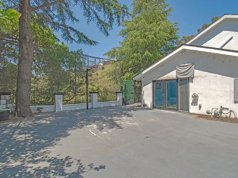 1881 Mount Olympus Dr — Photo 5