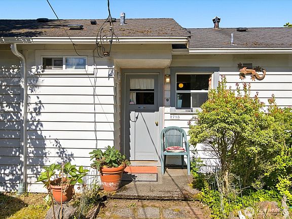 3rd image of 2715 50th Avenue SW