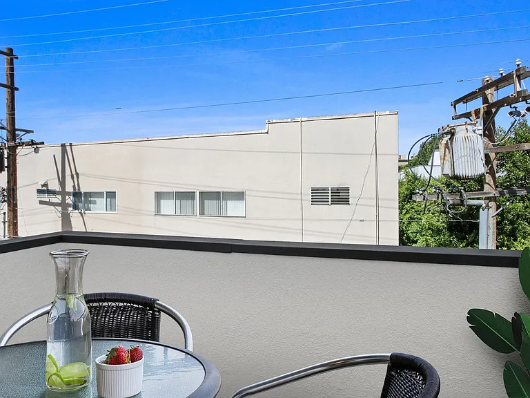 115 Doheny Apartments — Photo 78