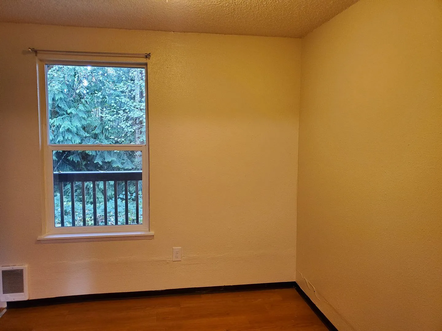 2 Bedroom 1 Bath Apartment in Port Orchard! — Photo 4