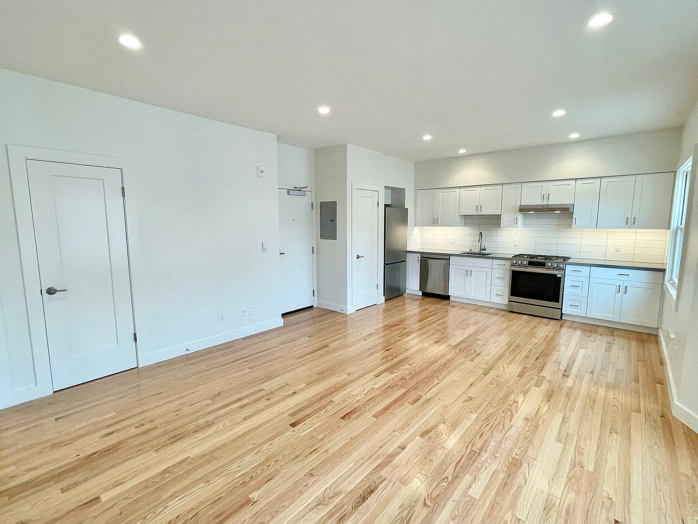 Stunning 2bd/1ba Marina Apartment! In Unit Laundry! Views Progressive — Photo 3