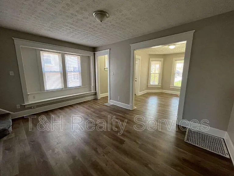 514 E 33rd St — Photo 17