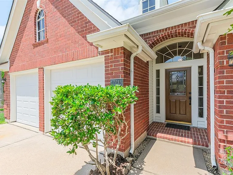 17218 Hamilwood Dr — Photo 2