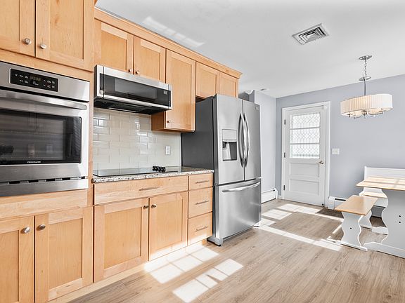 5th image of 11 Cottage Grove Ln