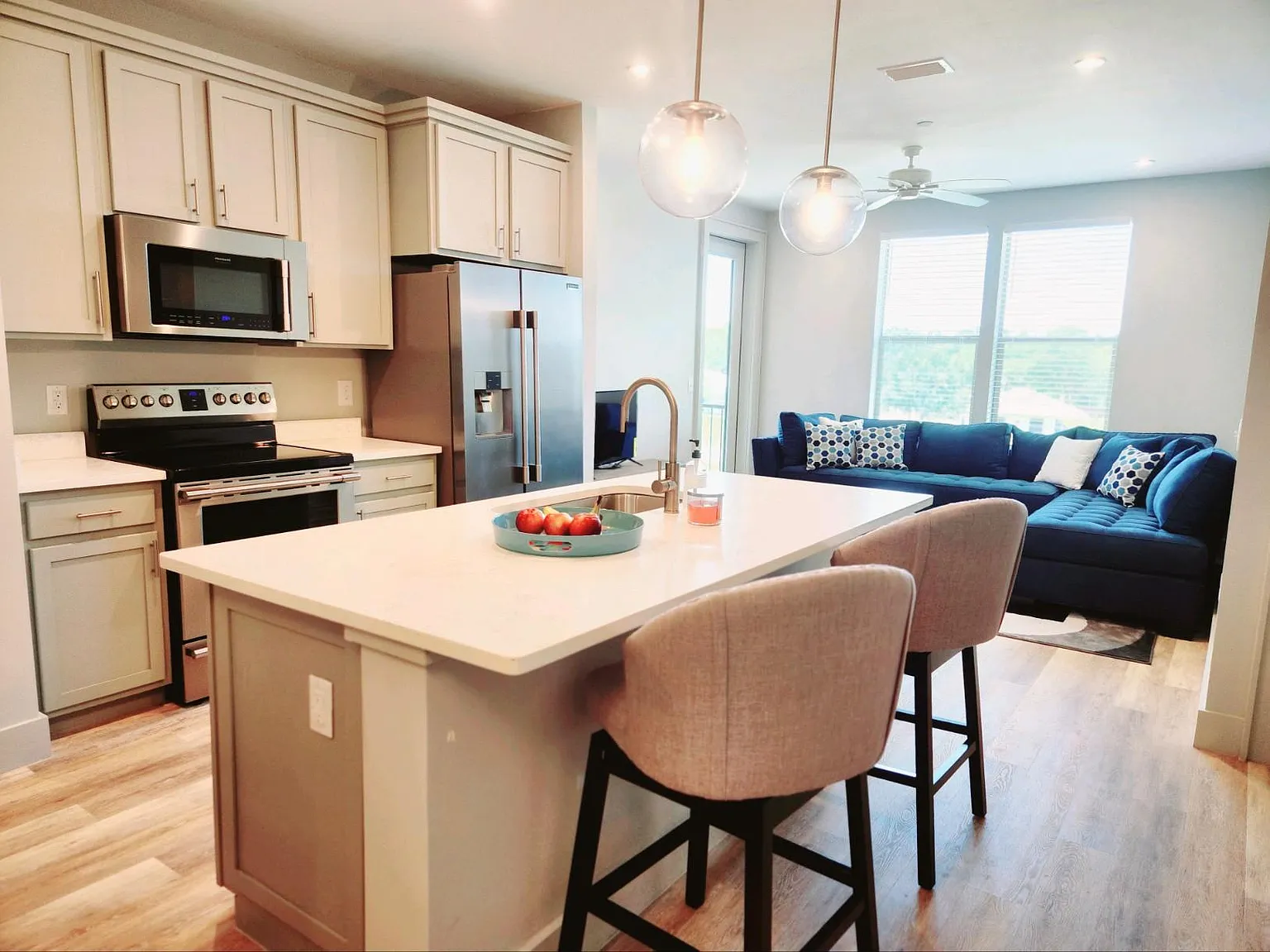 2 bed, 1190 sqft, $2,250 — Photo 2