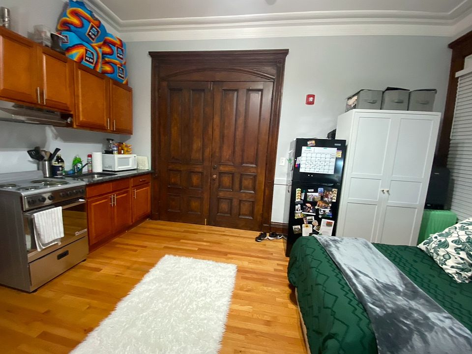 2nd image of 67 Trumbull St APT 2