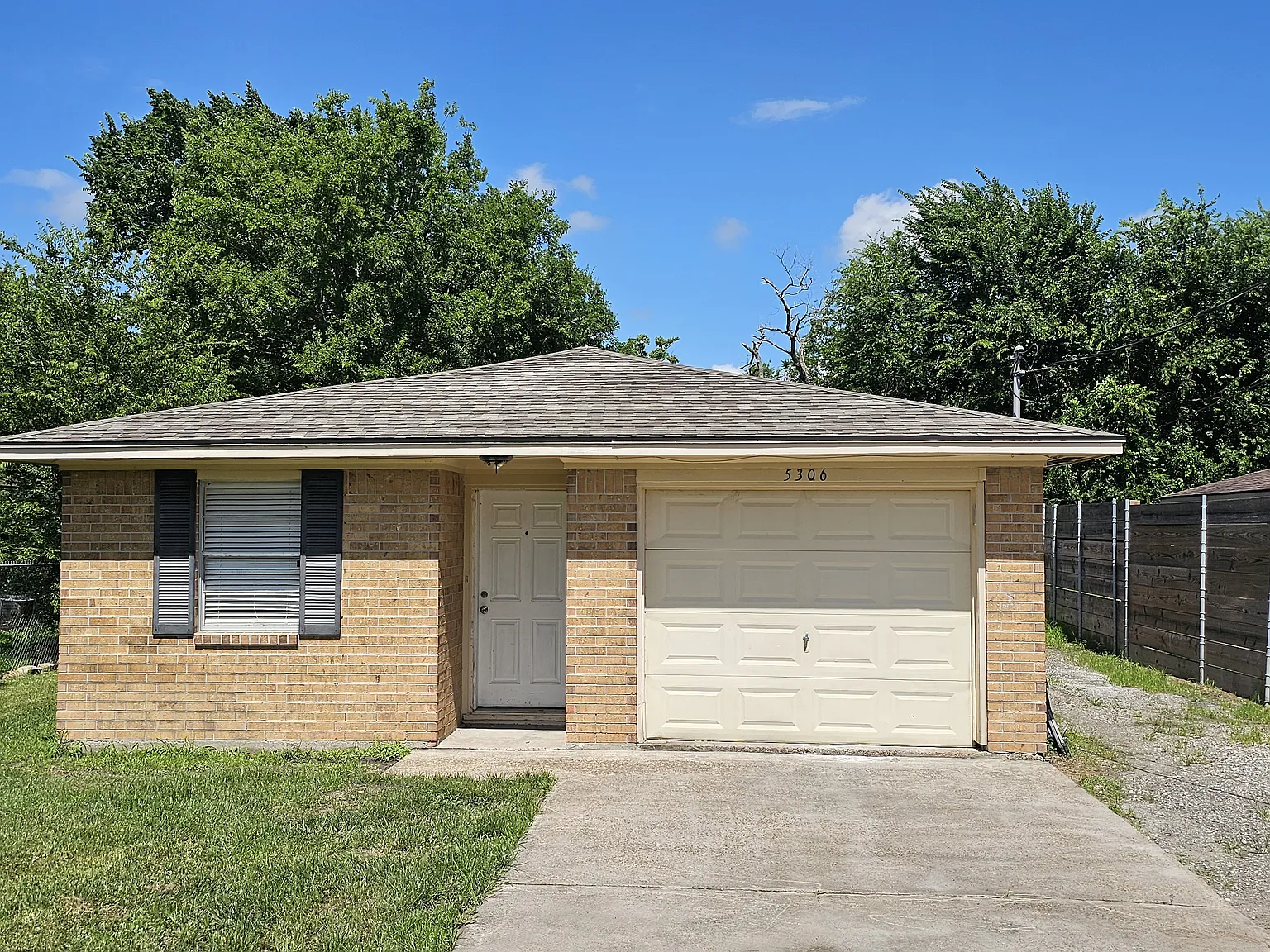 3 bed, 1.5 bath, 1052 sqft, $1,550 — Photo 2