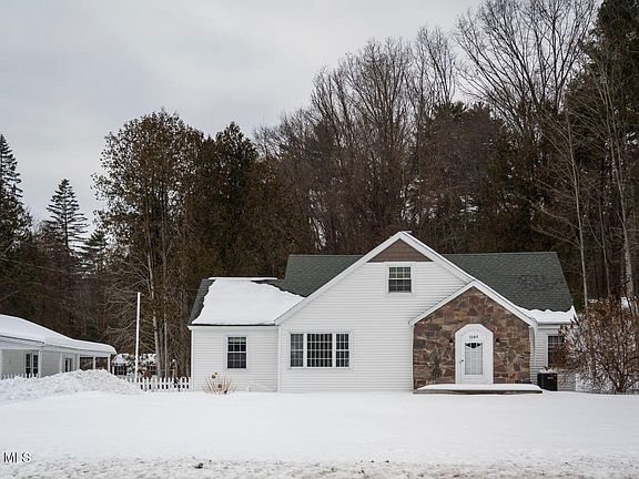 3rd image of 1085 W Mountain Road