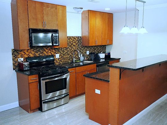 2nd image of 6821 N Wolcott Ave #G