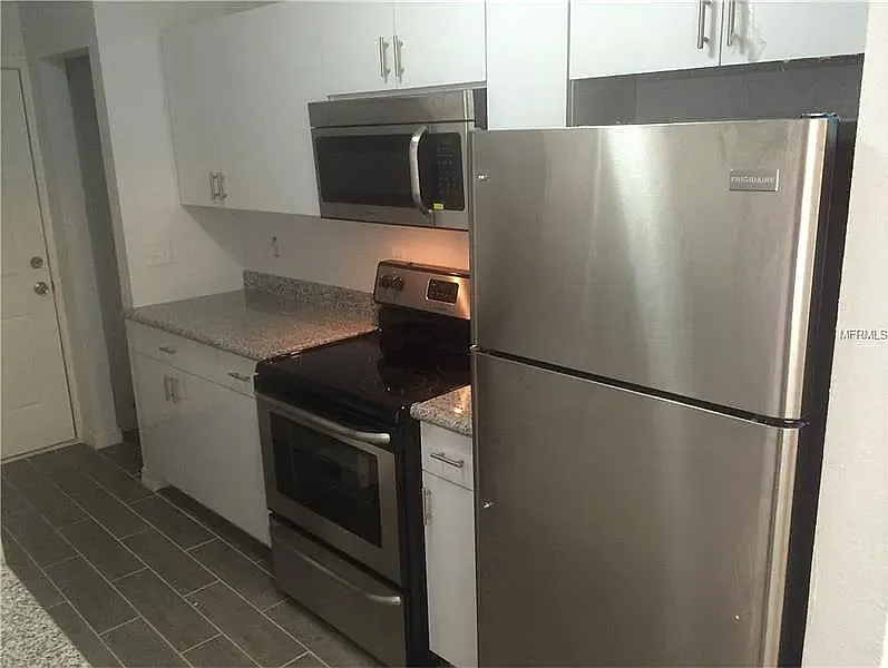 3 bed, 1050 sqft, $2,000 — Photo 3