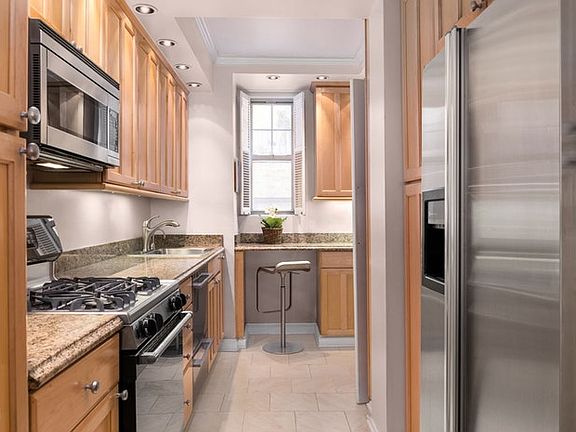 5th image of 444 E 57th St