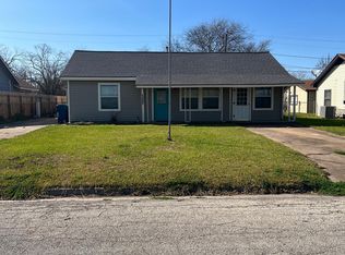 121 Jones St, Pt Comfort, TX 77978