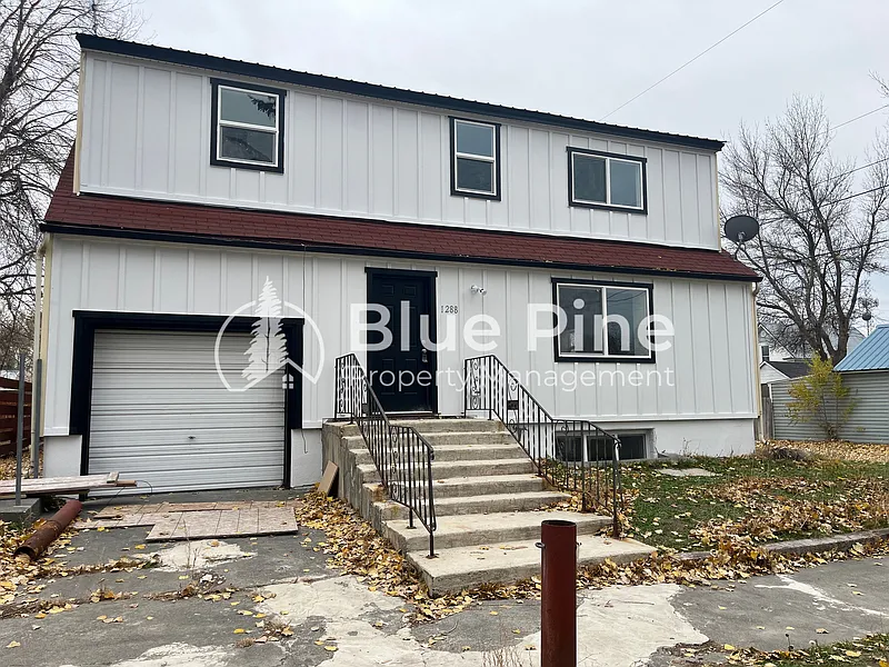 2 bed, 1.0 bath, 1000 sqft, $1,050 — Photo 1