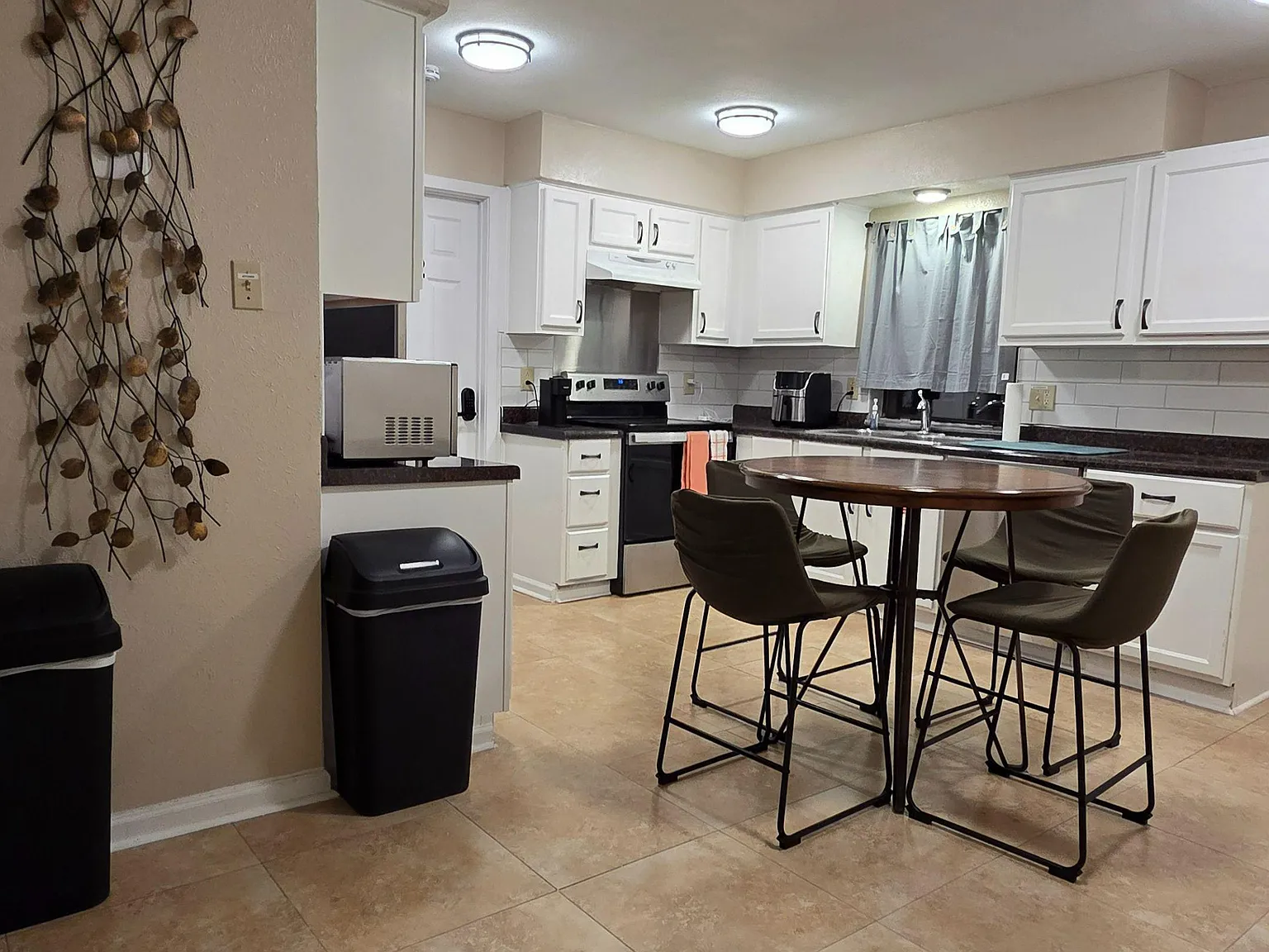 4 bed, 3.0 bath, 2300 sqft, $845 — Photo 4