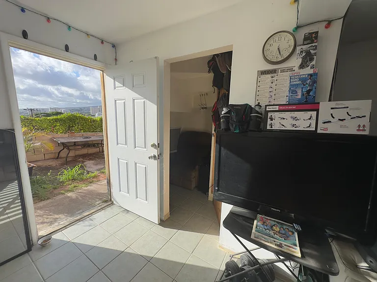 1696 Kamamalu Ave — Photo 2