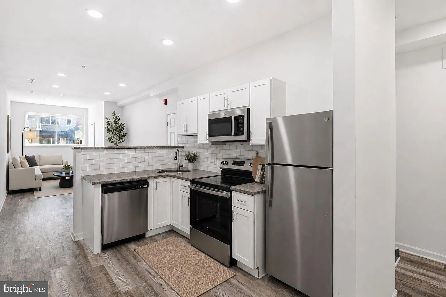 1219 W Butler St — Photo 2