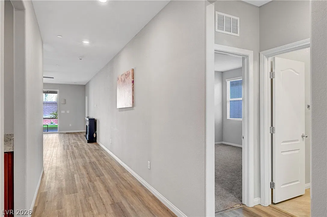4 bed, 2.0 bath, 2021 sqft, $2,400 — Photo 2