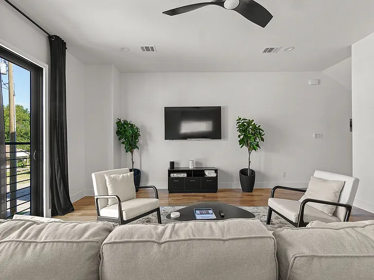 512 Avenue L — Photo 10