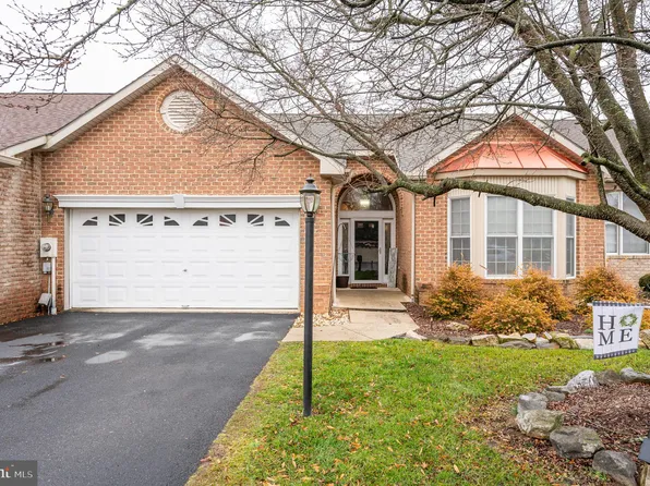 19 Bryn Mawr Ct, Falling Waters, WV 25419