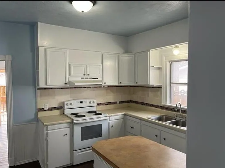 411 Cooke St — Photo 2
