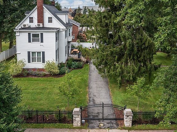 4th image of 9 High Park Blvd