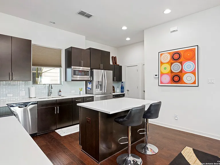 223 W Laurel — Photo 6