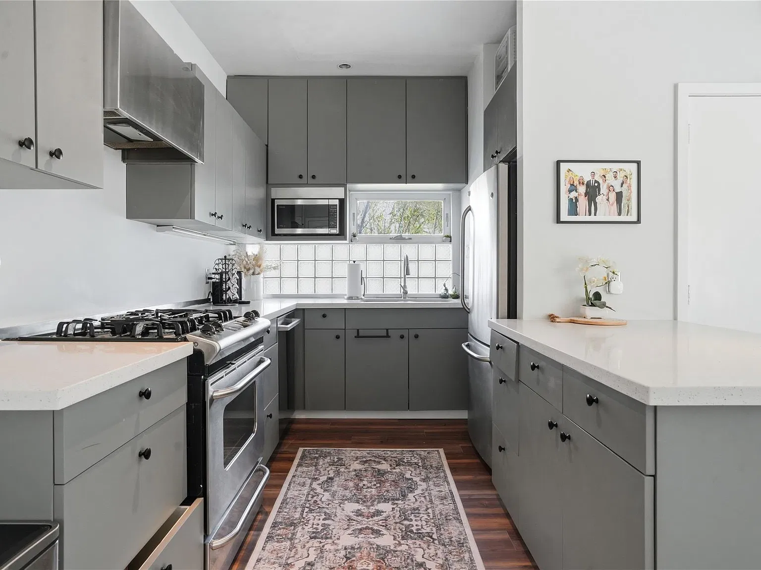 1 bed, 1.0 bath, 1376 sqft, $2,100 — Photo 3