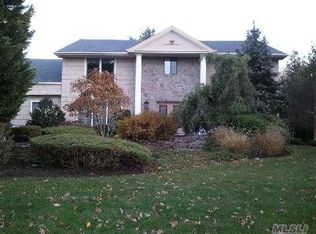 18 The Drawbridge, Woodbury, NY 11797