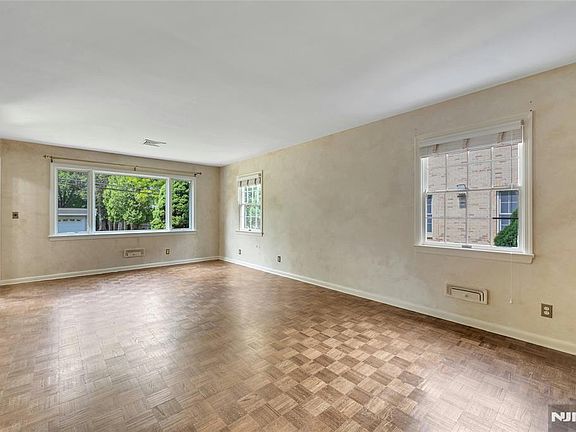 4th image of 12 Glenwood Ave
