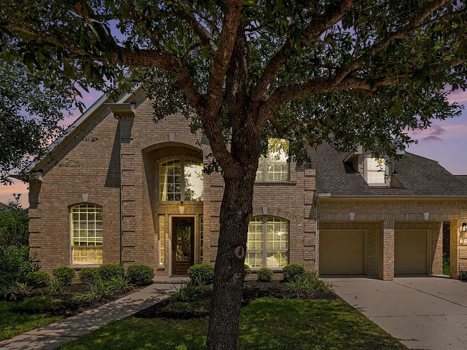 4 bed, 3.5 bath, 4037 sqft, $3,700 — Photo 2